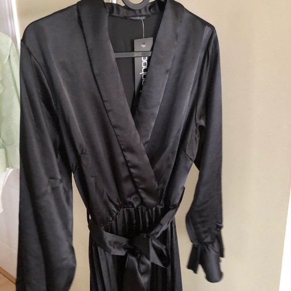 BNWT Black Satin Maxi Dress with Pleats BOOHOO Size 4 - Picture 2 of 7